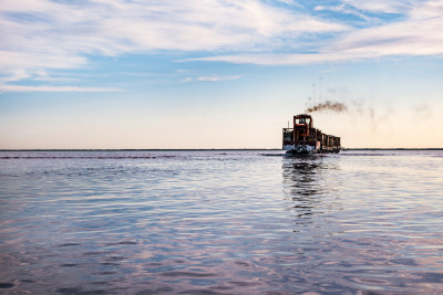 水面上行驶的船只