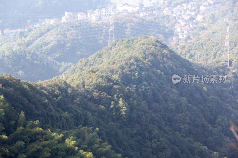 杭州午潮山远景处点缀着村落的自然风光