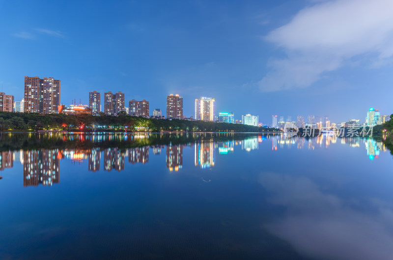 南宁南湖公园夜景灯光与城市摩天大楼建筑