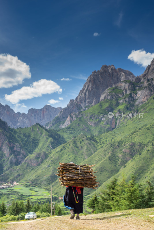 扎尕那蓝天白云山峰草地