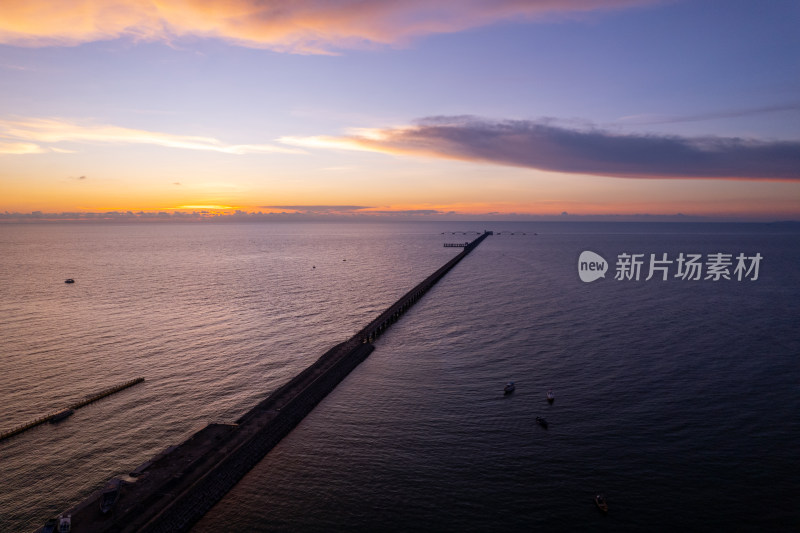 夏天北海涠洲岛蓝桥海边晚霞