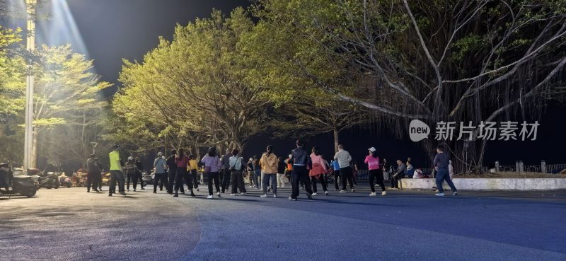 夜晚户外跳广场舞的人群