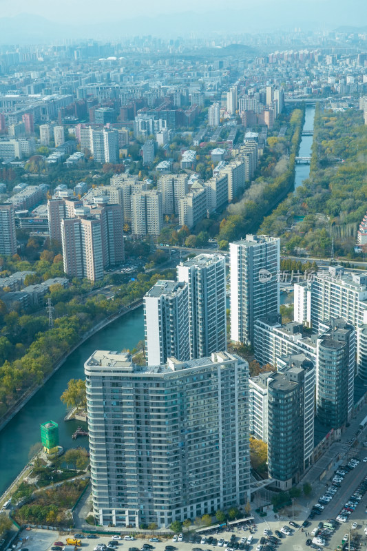 北京西二环路住宅楼和交通道路俯拍