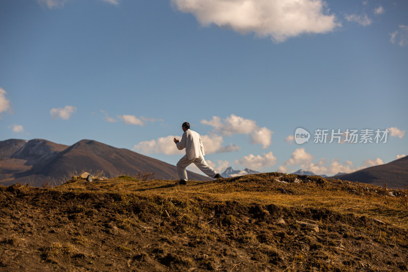 蓝天白云山峰云雾太极拳