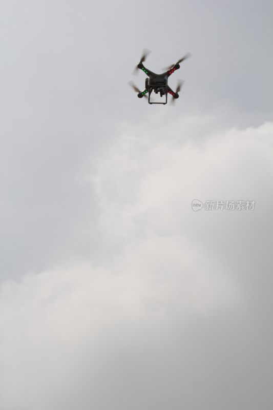 空中飞行的无人机