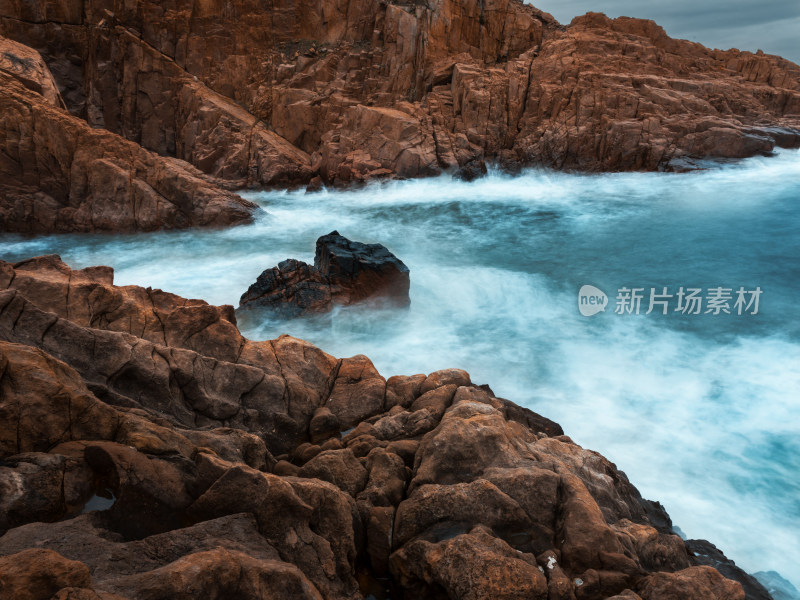 海浪拍击岩石的壮丽瞬间