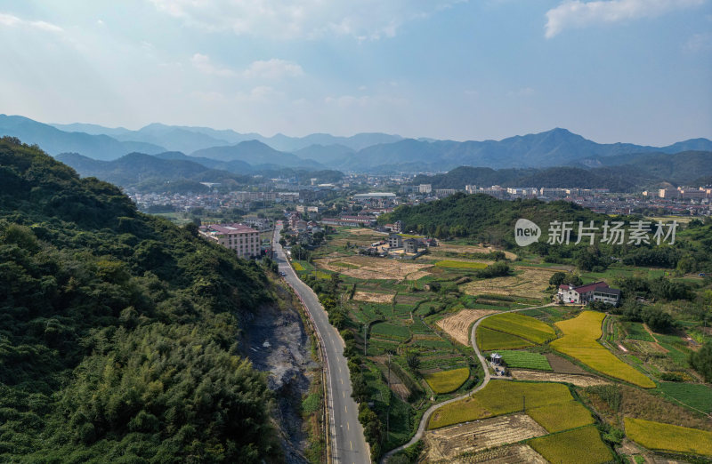 航拍蓝天白云下乡村青山稻田风光