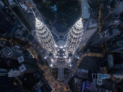 马来西亚吉隆坡莫迪卡石油双子塔日落夜景