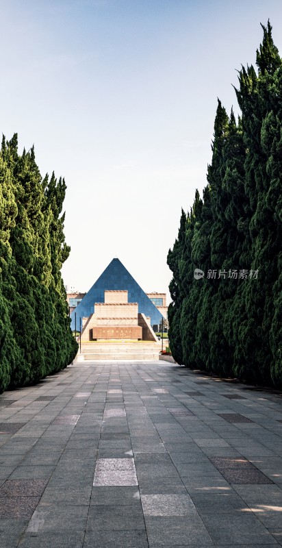 上海龙华烈士纪念馆蓝顶建筑广场全景