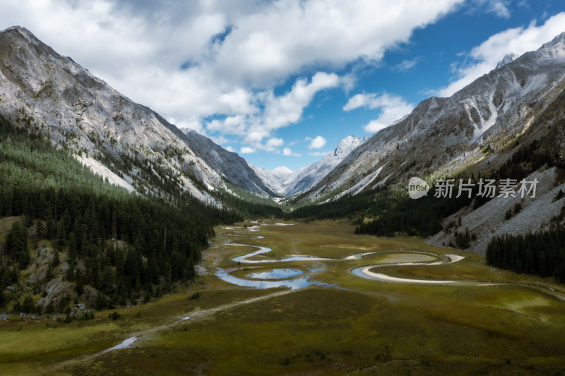 川西高原山谷中的溪流与湿地