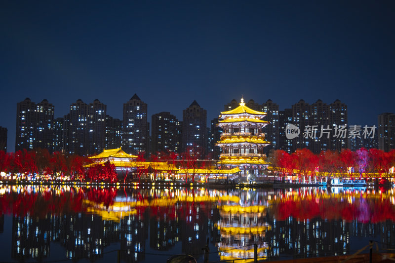 大唐芙蓉园古建筑夜景与城市建筑倒影