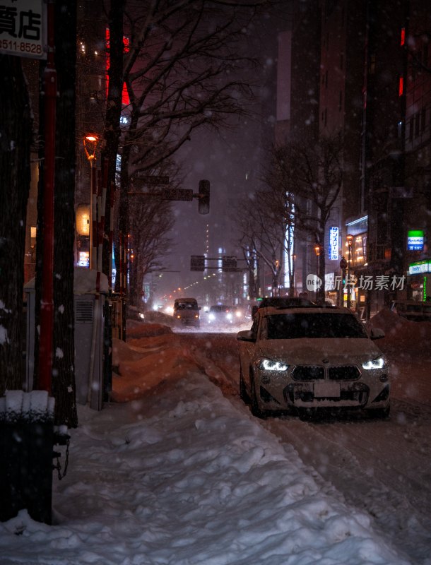 夜间城市街道雪景