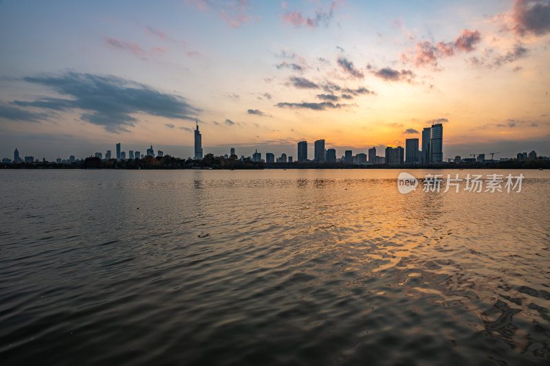 黄昏夕阳南京玄武湖城市建筑景观