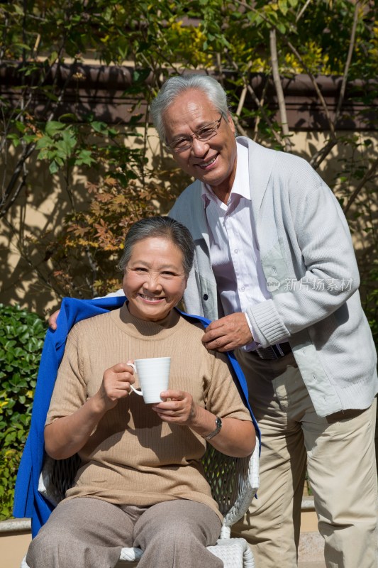 老年夫妻在院子里