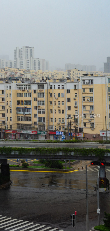 下雨天，青岛四方区雾气中的的城市风光