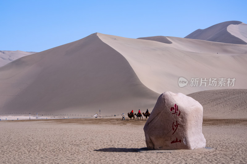 甘肃敦煌鸣沙山月牙泉旅游景区沙漠风光