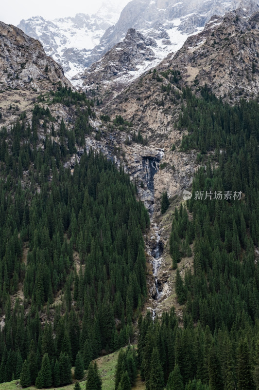 新疆伊犁夏塔雪山上的瀑布