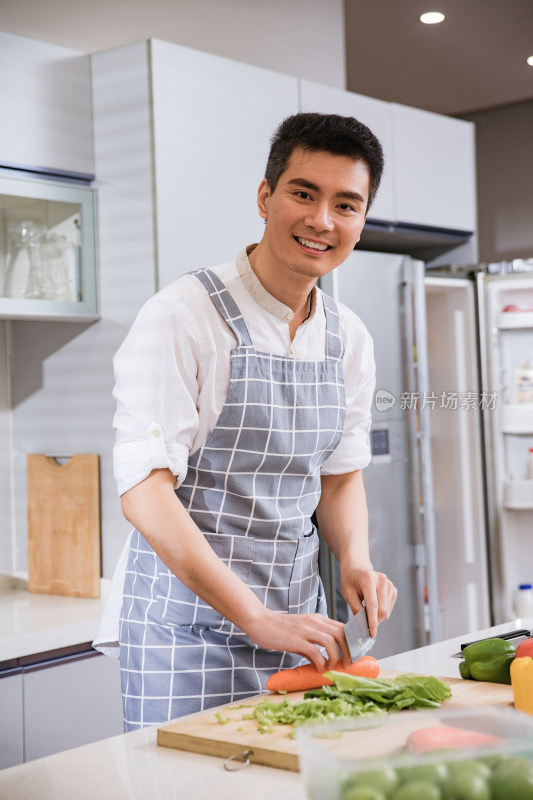 青年男人在厨房