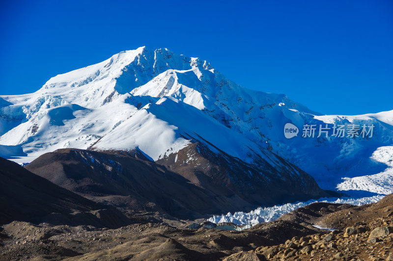 西藏雪山希夏邦马峰自然风景