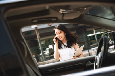 打电话的青年女人走向汽车