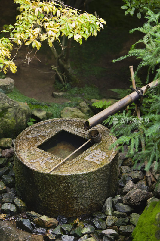 中式庭院石制水井景观