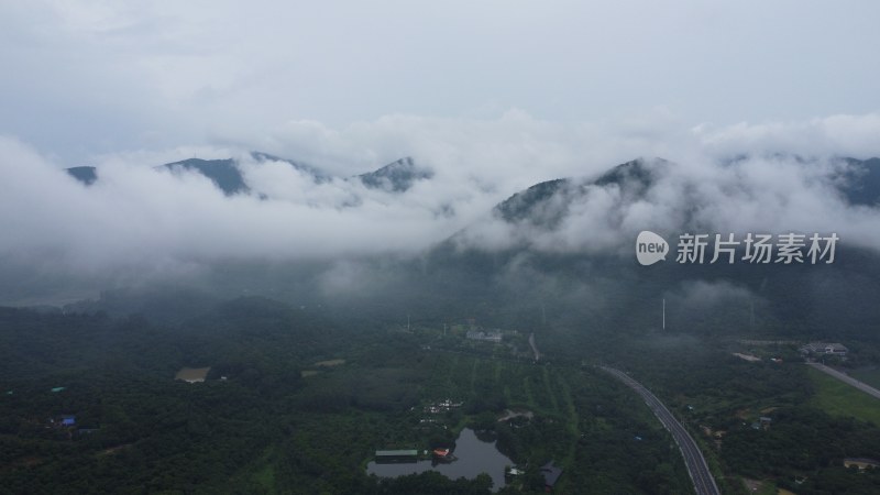 广东东莞：雨后银瓶山上空出现云海