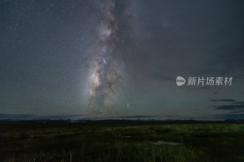 西藏阿里帕羊镇星空下的广袤草原和宁静银河