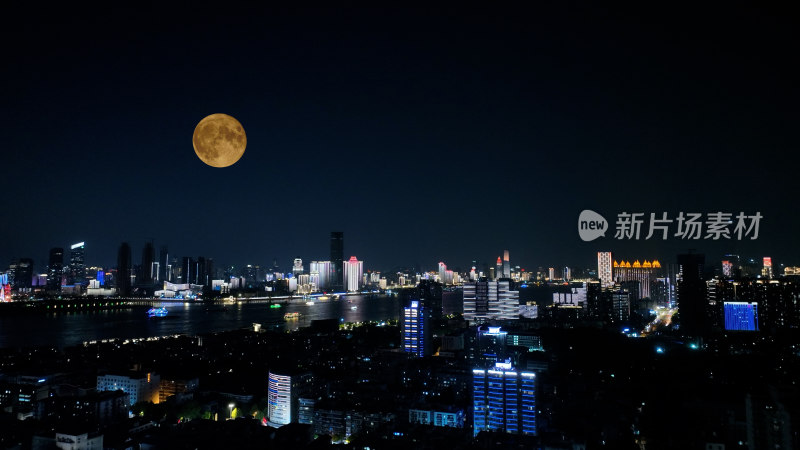 中秋节夜晚城市武汉月亮升起城市夜景风光