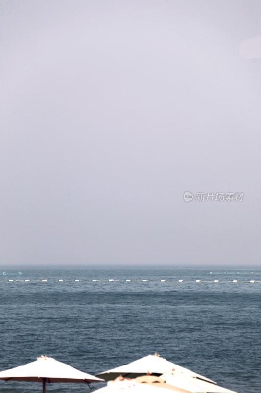 日照海边遮阳伞与海面风景