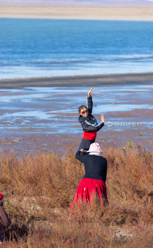 水边两位女士起舞的自然风景照