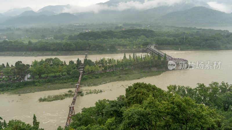 成都都江堰景区雨季的风景及游客