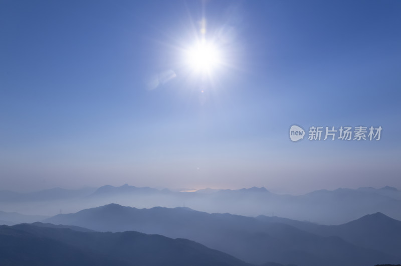 香港大帽山清晨日出阳光与连绵群山云雾