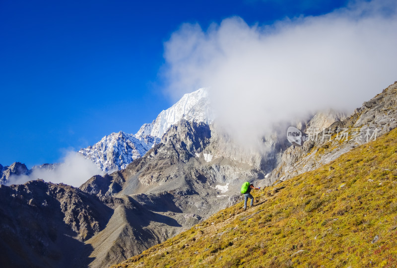 户外徒步爬山自由旅行