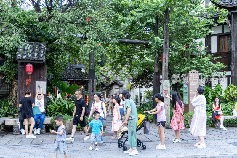 游客在深圳市甘坑客家小镇游玩