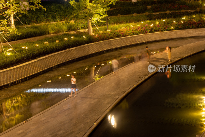 夜晚公园行人漫步场景