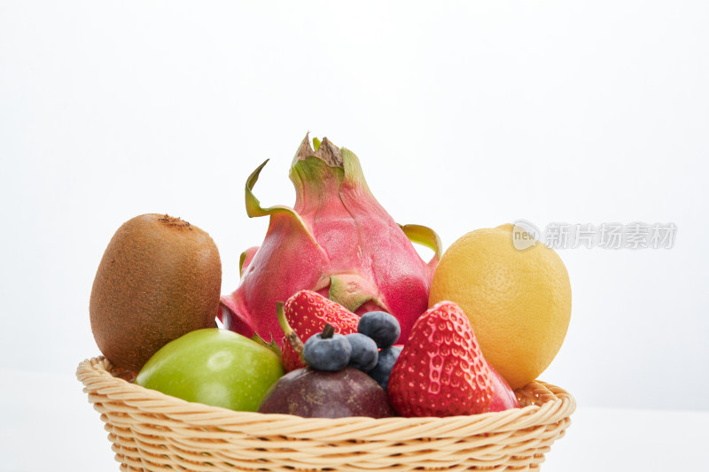 白色背景上摆放的新鲜水果篮