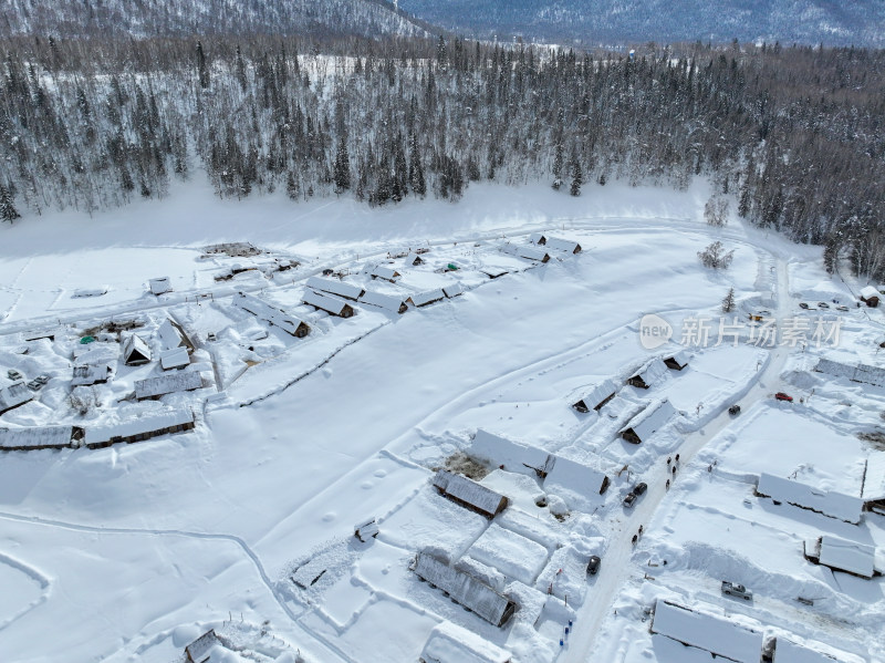 中国新疆阿勒泰禾木冬季雪景白雪覆盖的禾木