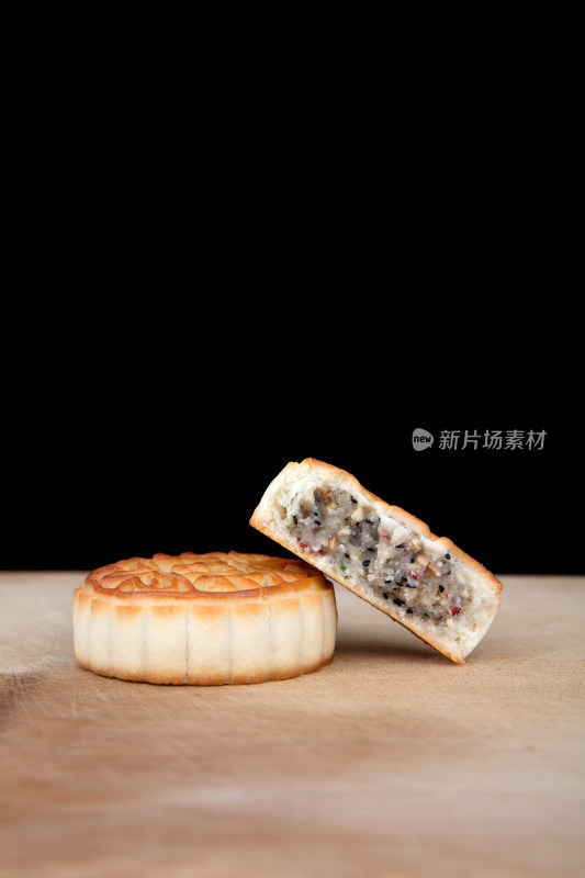 一块完整的月饼和一块掰开的月饼