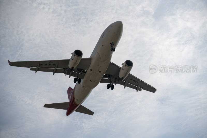 空中飞行的客机特写