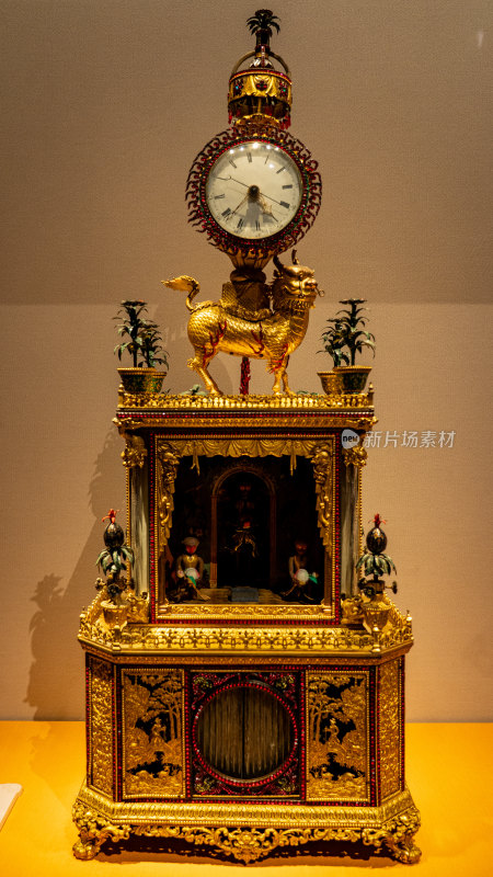 铜镀金仙猿献寿驮钟