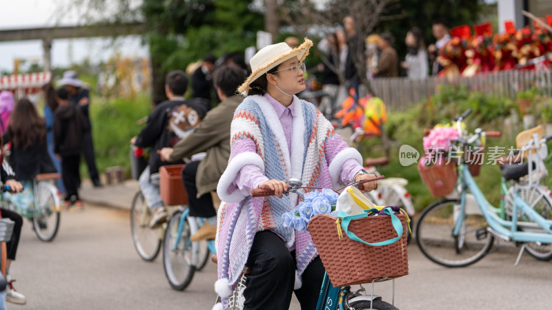 云南大理洱海边的环海路骑行游玩