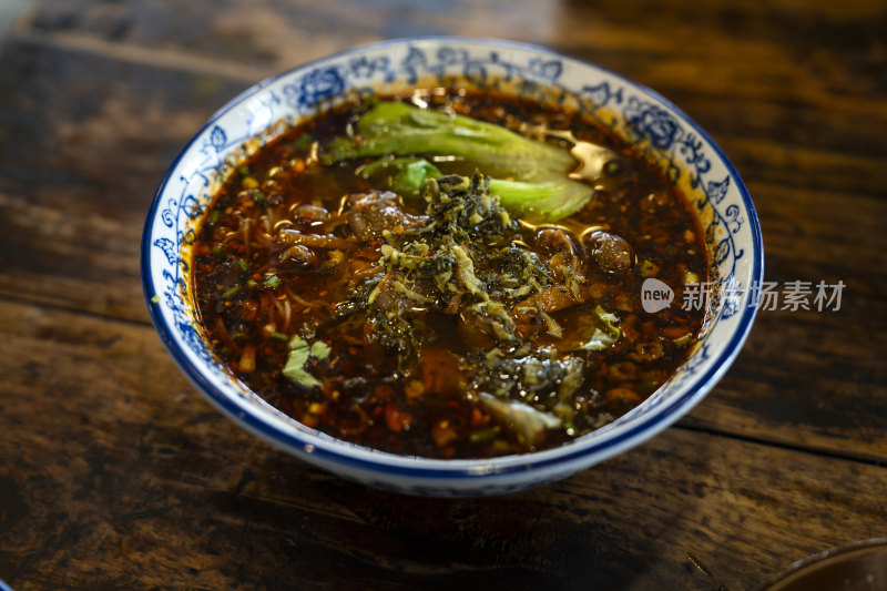 川渝美食红油鸡杂面