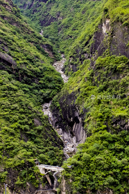 虎跳峡山间碎石