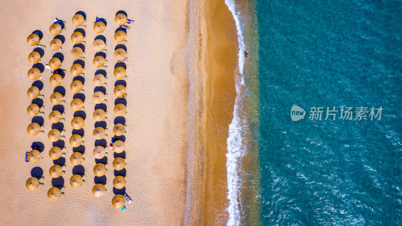 沙滩遮阳伞与海浪俯瞰图