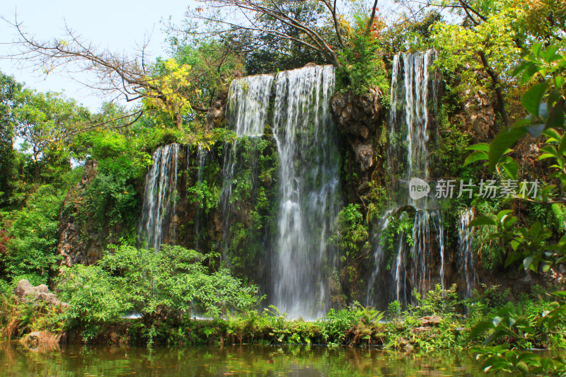 水潭瀑布天空