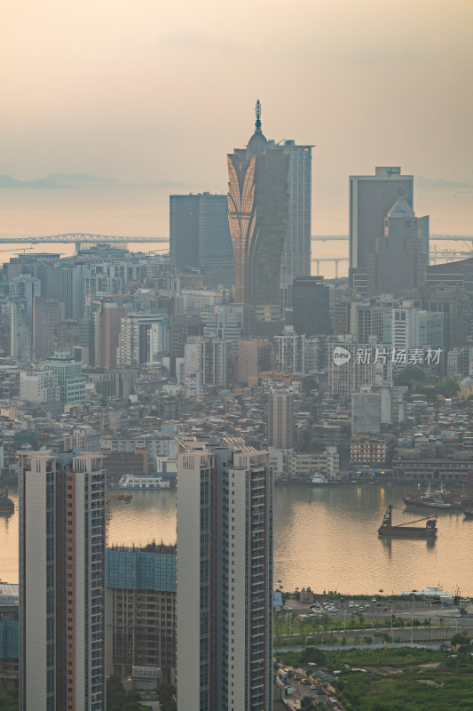 澳门半岛新葡京澳门塔CBD日出全景