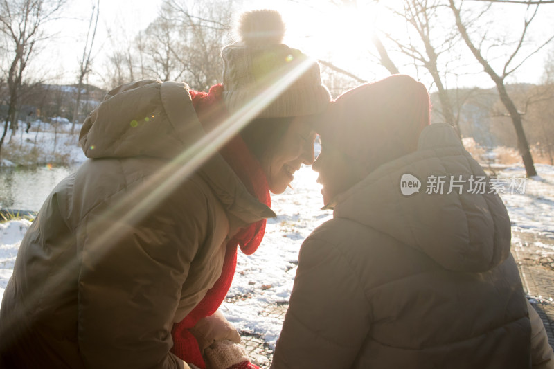 年轻妈妈和孩子在雪地上玩耍