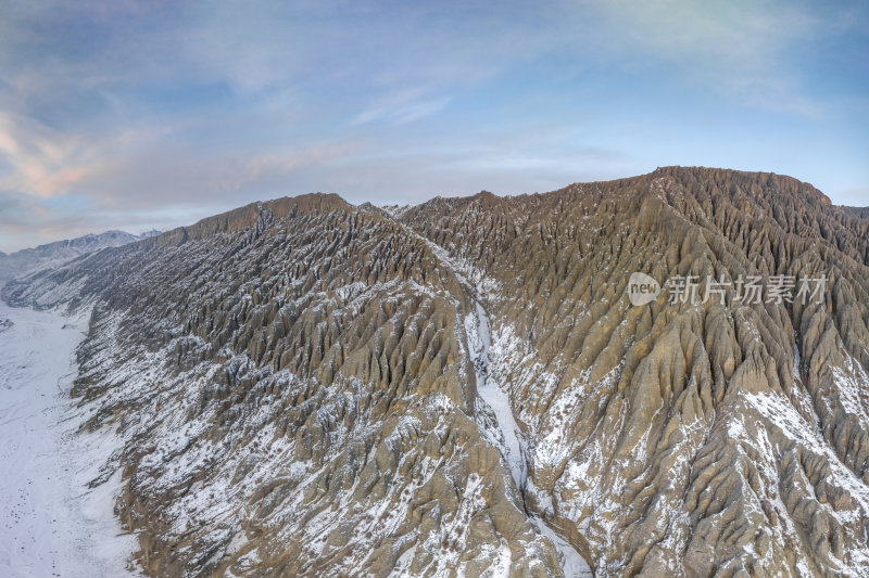 新疆北疆独山子大峡谷纹理雪山高空航拍