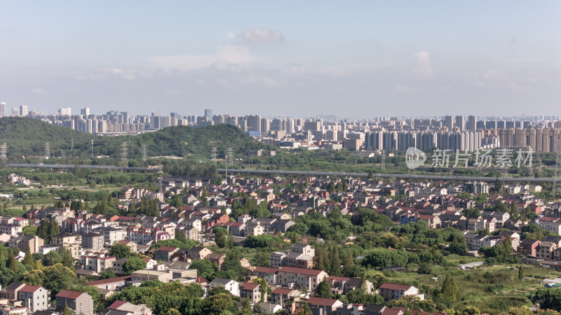 杭州临平城市郊区农村与城市高楼接壤