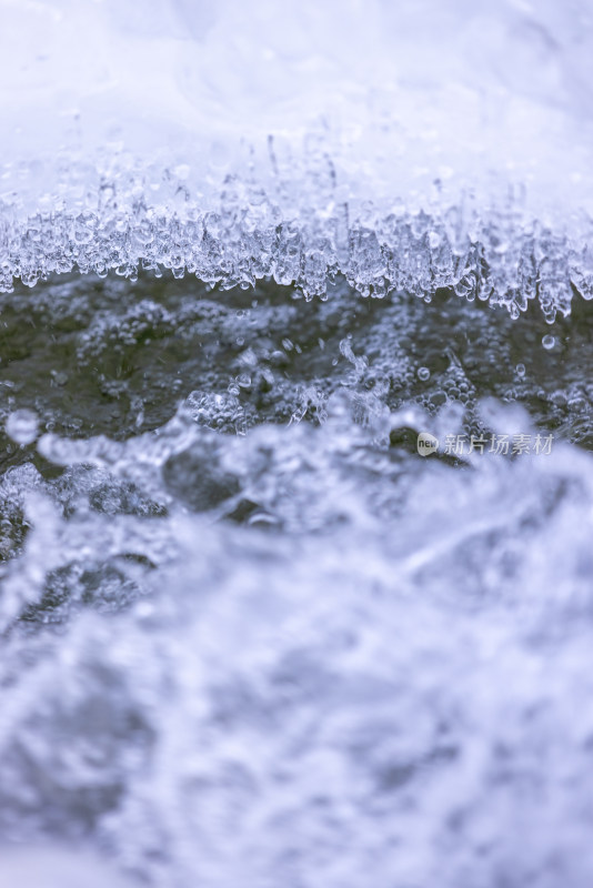 冰和水的特写镜头